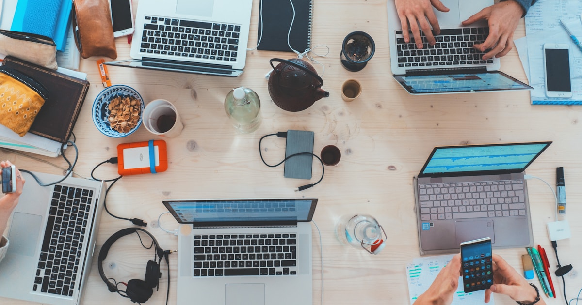 Meja kerja freelancer dengan portfolio di layar